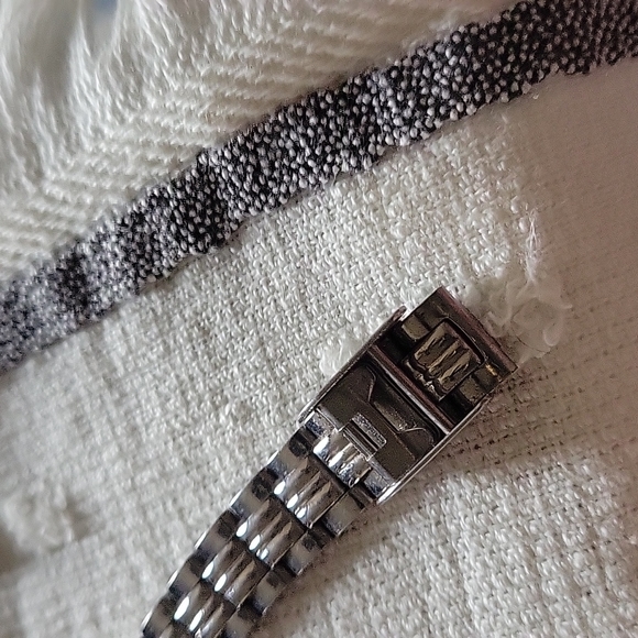 Ladies Watch,Script Stainless Steel,very Nice! EUC,only needs battery - Picture 6 of 7